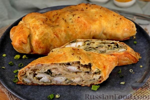 Штрудель с рыбой, салом, шпинатом и сыром