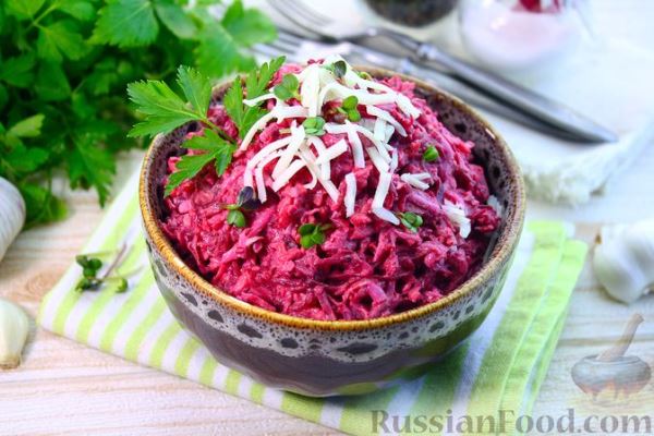 Салат со свёклой, сыром и яйцами