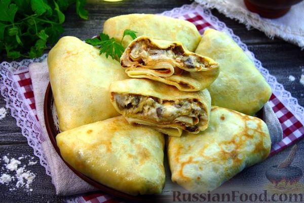 Блинчики с куриным фаршем, грибами и соусом бешамель