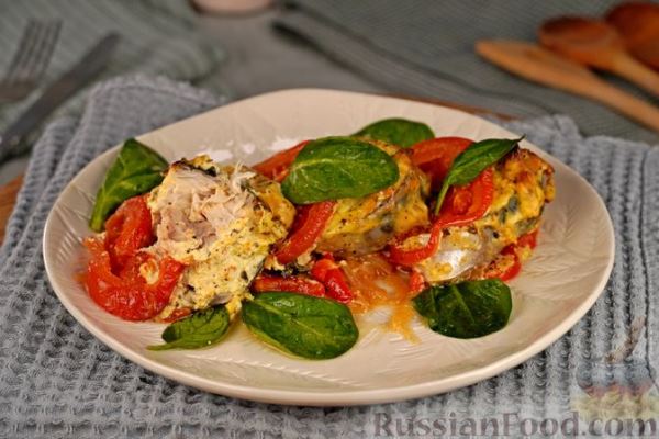 Скумбрия, запечённая с помидорами, перцем и шпинатом