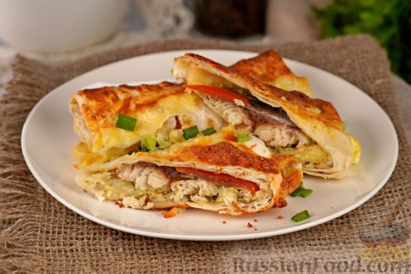 Трубочки из лаваша со скумбрией, помидорами и сыром (в духовке)