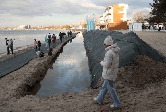 На Кубани создали защитные сооружения от распространения мазута